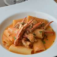 ワタリガニとクリームの濃厚な旨みを引き立てるリガトーニが逸品。ワインのつまみにもぴったりです。