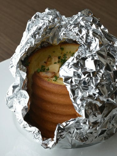 ふわふわの生の食感が際立つ『ガーリックトースト』