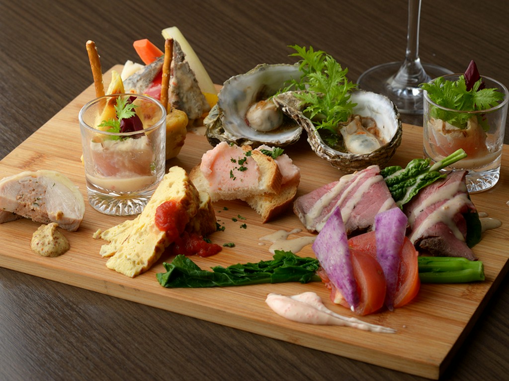 旬のお惣菜が、ちょこっとずつたくさん並ぶ『前菜盛り合わせ』