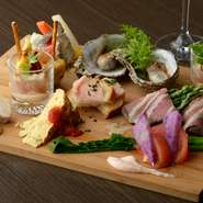 旬の食材をその時々で趣き異なる調味に仕上げた前菜たちがずらり。木皿に並んだ、8～12品を楽しんでもらえる、女性に人気の逸品です。