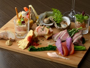 旬のお惣菜が、ちょこっとずつたくさん並ぶ『前菜盛り合わせ』