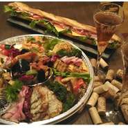 お渡し１２月２４日（金）/２５日（土）限定
12月22日（水）までお電話のみの予約受付。
✩オードブル（約40cm丸）　
✩フランスパンのオープンサンド
✩自家製にんじんドレッシング　500ml
✩秘密の一品‼


