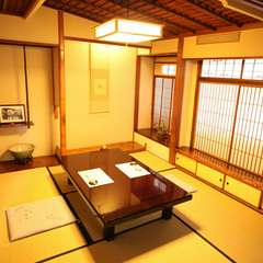 ゆったり落ち着きのある、数寄屋（茶室風）づくりの和室をご用意