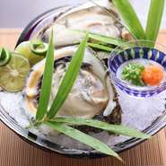 8月中旬頃までしか食べられない、期間限定食材。北陸地方で獲れる岩牡蠣は、大ぶりの身で食べ応えも抜群。