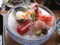 5～11月までは、富山県の特産品「白エビ」がお刺身に入ります。透明で美しく、ぷりぷりとした身が美味。