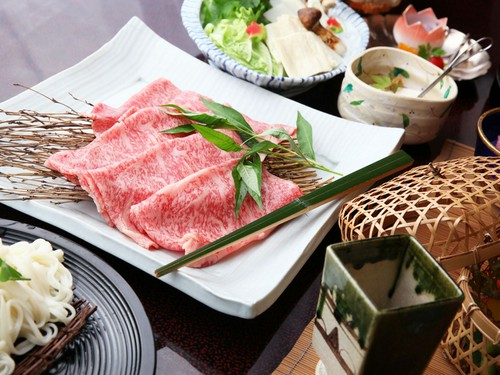 見事なサシの入った「和牛」。サッとお湯にくぐらせて