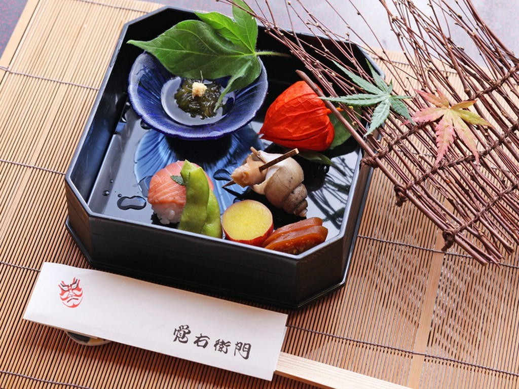 黒い器の中に入った、赤いほおずきが可愛らしく印象的