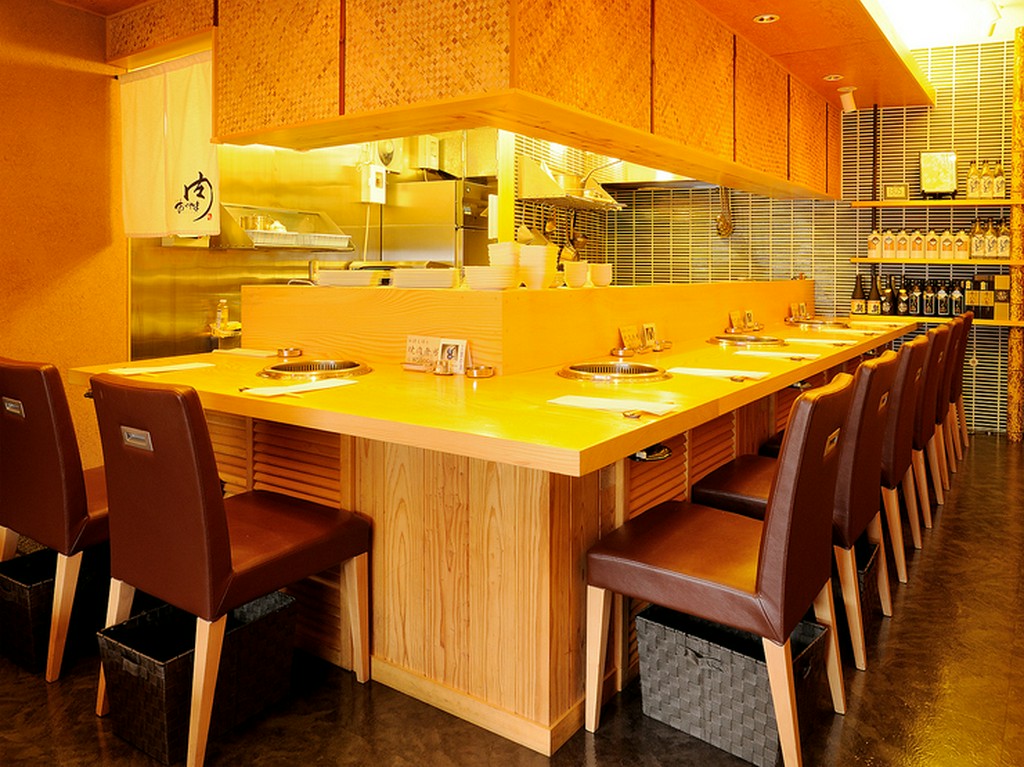 高級感ある天然一枚板を使用