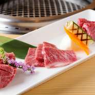日本を代表する銘柄牛「松阪牛」。松阪肉を扱う老舗肉店【朝日屋】から、その日にさばいたばかりの肉を真空パックなしで店舗に直送する徹底ぶり。とろけるような肉の旨みが際立ちます。