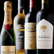 シャンパンの『モエ・エ・シャンドン』や赤・白の各種ワインも揃えています。松阪牛を使った『特撰上カルビ　カルパッチョ』や『ビーフシチュー』など、ワインに合わせたアラカルトも用意。