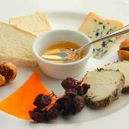 フランス産チーズのおまかせ盛り
単品￥880～
2種盛 ￥1,190、３種盛 ￥1,520、4種盛 ￥1,860