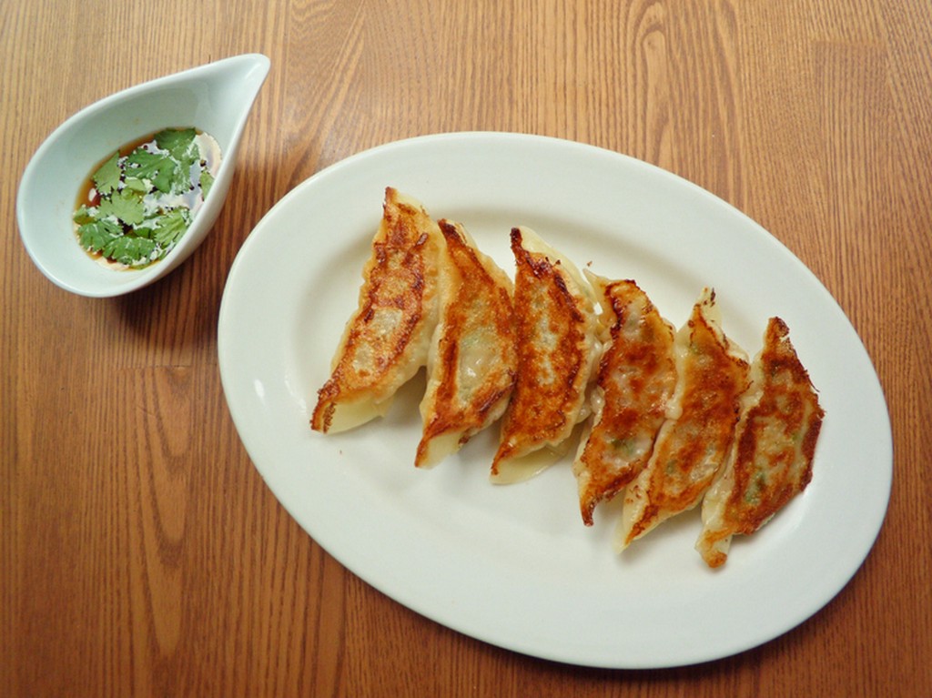 ワインと相性抜群。オリジナルの香菜ダレとともに 