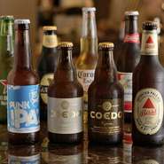 世界各国のビールに加え、埼玉県川越でつくられている「COEDOビール」も仕入れています。そのどれもが、ラベルにもこだわる小ぶりで可愛らしい瓶ばかり。様々な銘柄のビールを、飲み比べてみるのもいいですね。