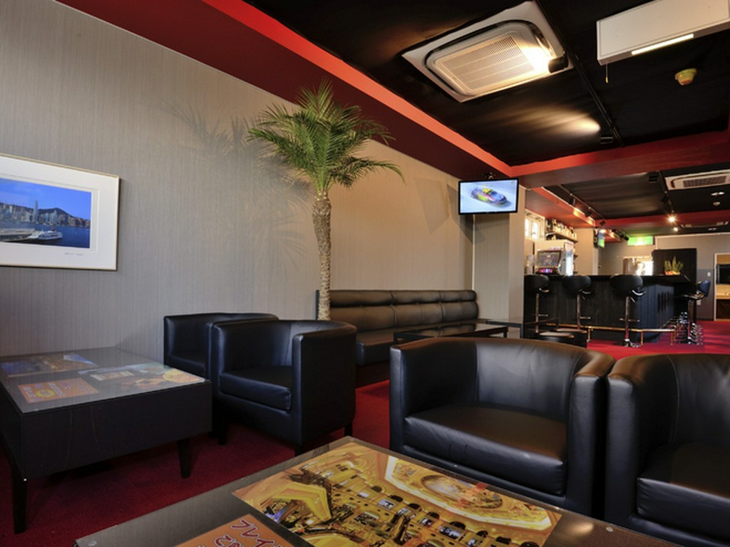 お洒落な空間の中、ココだけのナイショ話で女子会を