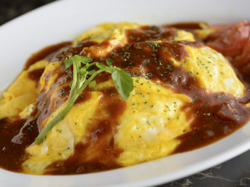 濃厚なデミグラスソースが美味しい『オムライス』