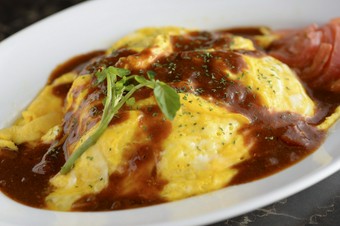 濃厚なデミグラスソースが美味しい『オムライス』