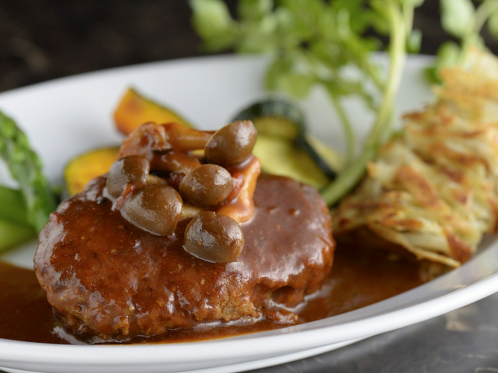 デミグラスソースを絡めていただく『ハンバーグ』