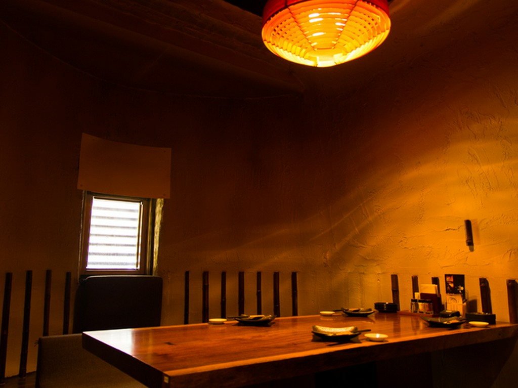 「すすきの駅」から徒歩3分、南三条通沿いにお店はあります