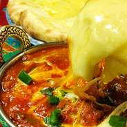 ネパール出身のシェフがつくる本格的なインド・ネパール料理はどれも絶品の一言。焼きたての『ナン』や『タンドリーチキン』など、本場の味を見事に再現した料理がずらりと並びます。