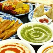 さまざまなスパイスを調合してつくられる『薬膳カレー』も味わえる【ナマステタージマハル向日市店】。ラードなどの動物性の油や増粘剤、小麦粉なども極力控えられた、やさしい味わいのカレーです。