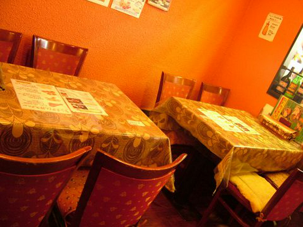 異国の雰囲気たっぷりの店内は、まるでインドにいるかのよう