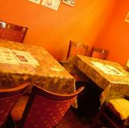 インドの音楽が流れ、装飾も含めて異国情緒にあふれている店内。一歩足を踏み入れると、まるでインドを訪れたかのような、そんな気分にさせてくれるお店です。