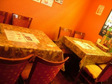 異国の雰囲気たっぷりの店内は、まるでインドにいるかのよう