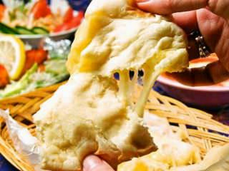 大きさとおいしさに、二度びっくりする焼きたての『ナン』