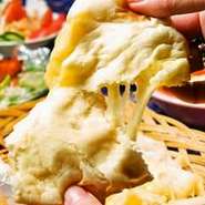 インドから取り寄せた釜で焼き上げる『ナン』。大きなサイズと焼きたてのおいしさに大満足する一品です。