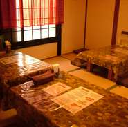 小さなお子さま連れにも人気のお座敷。肩肘をはらず、気軽にインド料理と雰囲気が楽しめます。