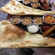 本場の味にこだわりながらも、日本人向きに少しアレンジ。『カレー』は、辛さ5段階の中から選べます。