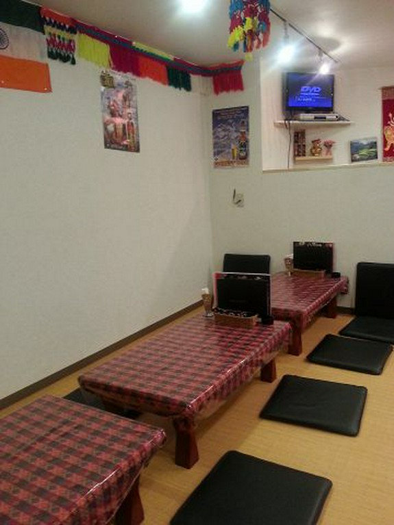 インド料理店には珍しい、14人まで座れるお座敷