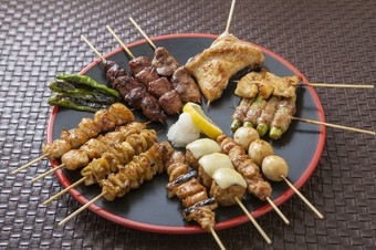こだわりの炭火焼き『焼き鳥盛り合わせ』　タレ・塩
