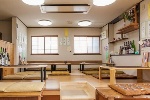 明るい座敷で靴を脱いでゆったりとくつろぐ