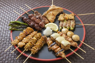 上質な国産鶏をジューシーに味わえる『焼き鳥盛り合わせ』