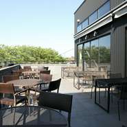 広い敷地に建つ一軒家バル。関川に面したテラス席では、四季折々の川面と緑地の眺めを間近に、オープンエアで食事を楽しめます。大きなガラス窓があり、屋内からの眺めがいいのも魅力。夜もとってもロマンチック！