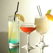 リニューアルによってバーカウンターが新登場し、店長兼バーテンダーの内記さんが多彩なカクテルを披露。オリジナル味のリクエストもOKです。上越の隠れ家的バーとして、知っておくと頼りになるスポットです。