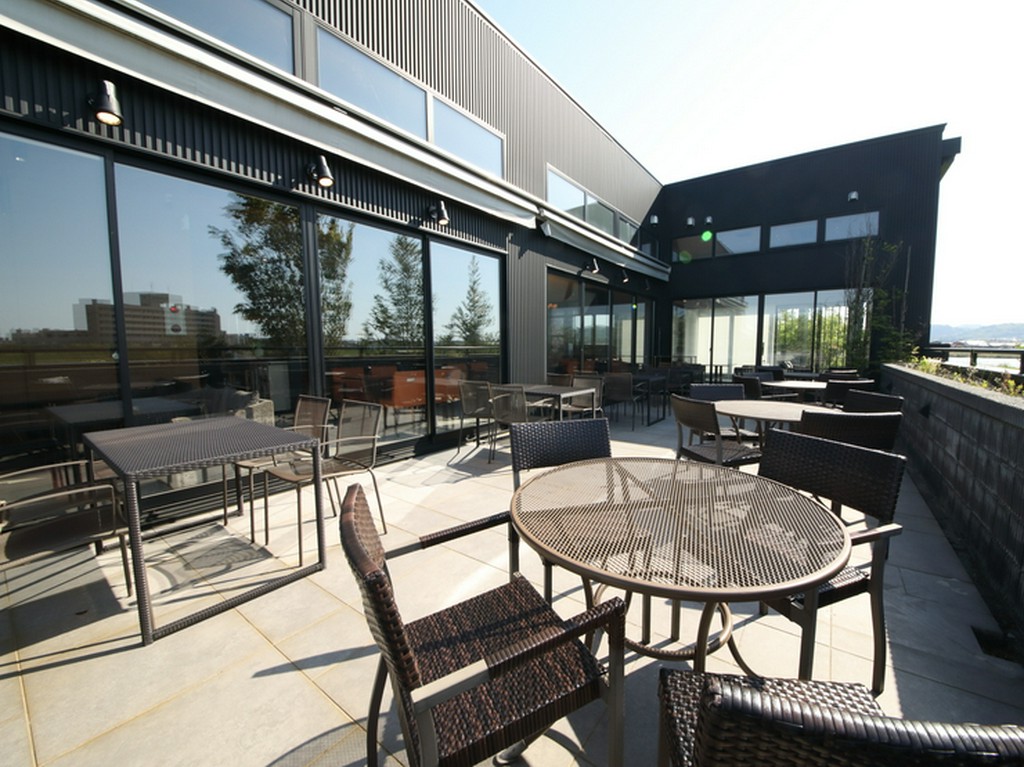 春から秋は、関川＆緑地に面した開放的なテラス席がオープン