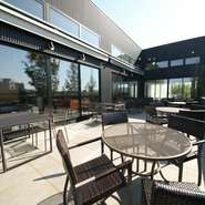 店名の通り、関川とその周囲の緑地に面し、開放感抜群のロケーション。4月半ばから10月頃までは広いテラスに8卓のテーブル席を設え。日中は爽やかな陽光のもと、夜はロマンチックな雰囲気の中で憩えます。