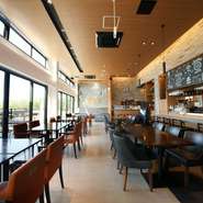 大切な日をラグジュアリーな雰囲気と多彩な料理で祝える格好の場。幅広い年代の方がのびのびと楽しめる雰囲気も魅力です。着席時40名様まで、立席時60名様までOK。コースのアレンジにも柔軟に対応いたします。