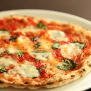 ナポリでシェアNo.1のカプート社の小麦粉を使い、高温の窯で焼き上げ。生地の風味と食感が絶品で、全10種の具のバリエと相性抜群。まずは、モッツァレラ・バジル・トマトソースのシンプルなこの一枚をどうぞ！