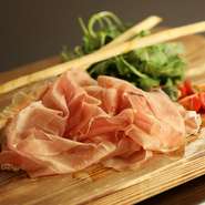 本日のおススメのタパスの盛り合わせ。
内容は、おたのしみで