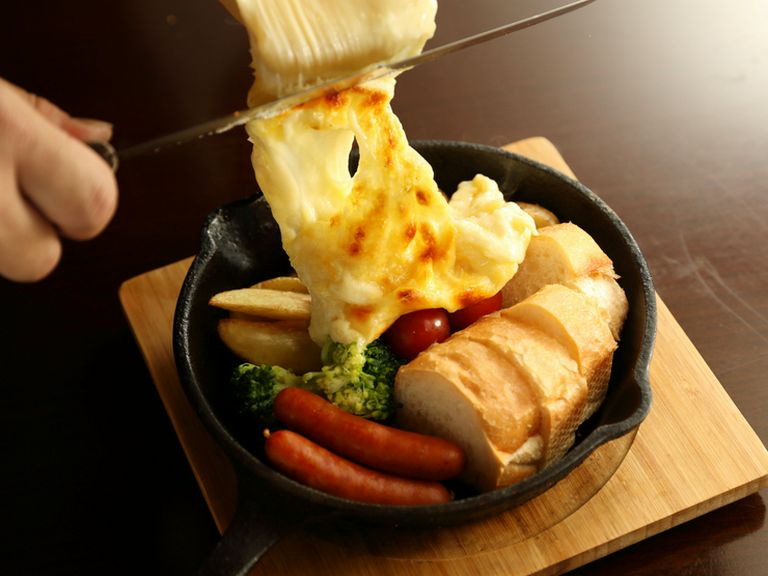 五感が喜ぶ一皿! 『季節野菜とソーセージのラクレット』