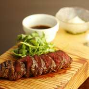 「天然の冷蔵庫」と言える雪室（ゆきむろ）で熟成した牛肉をグリルパンで香ばしく焼き上げ。肩ロースやランプなどの赤身が中心なので、濃厚な風味と肉本来の旨味が極上です。