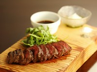 赤身肉の風味と旨味がほとばしる逸品『雪室熟成肉のグリル』