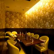 座り心地のいい椅子が用意されている団体様用個室。仕事の打ち合わせや、接待にも利用できそう。