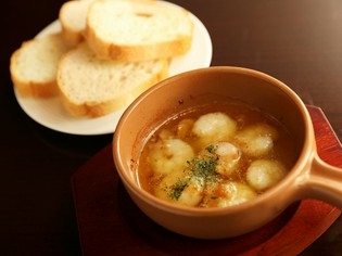 ワインがどんどん進む、スペインの小皿料理『海老のアヒージョ』