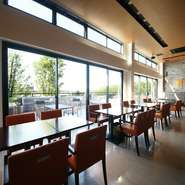 広いテラス席はもちろん、屋内の各席からも眺望を楽しめる設え。メニューをコース主体からアラカルト中心にリニューアルしたのも大きな魅力。アットホームな雰囲気の中、本格イタリアンを高コスパで堪能できます。