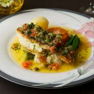 近海で獲れた旬の魚は、野菜たっぷりのソースで『真鯛のポワレ』