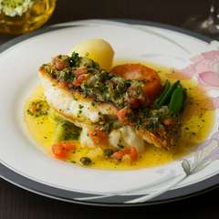 近海で獲れた旬の魚は、野菜たっぷりのソースで『真鯛のポワレ』